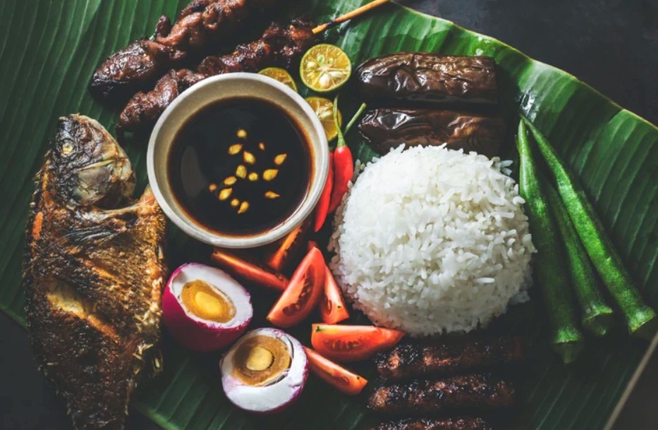 Rice platter with vegetables and beef