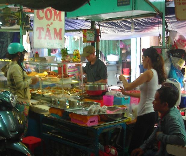 A street vendor selling Com Tam.