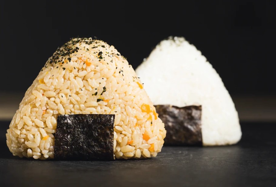 brown rice onigiri with white rice onigiri in the background