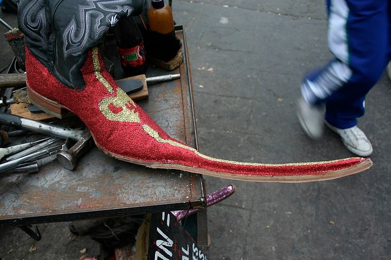 a red Mexican pointy boot